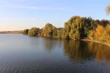Sonbahar mevsiminde nehrin güzel manzarası