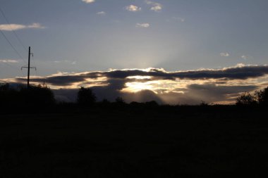 Bulutlu bir gün batımı gökyüzünün güzel bir görüntüsü