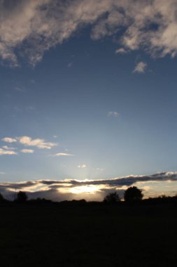 Denizin üzerinde güzel bir gün batımı