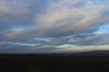 Bulutlar ve mavi gökyüzü ile güzel gün batımı