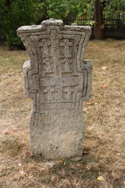 Taşın üzerine oyulmuş eski bir taş.