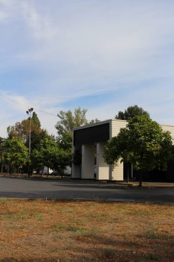 Bir sürü arabası ve park yeri olan büyük bir binanın dikey görüntüsü.