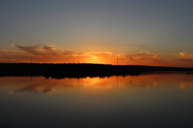 Gölün üzerinde güzel bir gün batımı