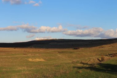 Nehir ve gölü olan güzel bir manzara.