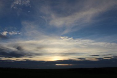 Bulutlu güzel bir akşam gökyüzü, doğa manzarası