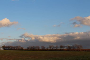 Gökyüzünün arka planında güzel bir günbatımı
