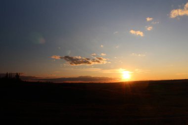 Denizin üzerinde güzel bir gün batımı