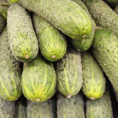 piyasada yeşil salatalık