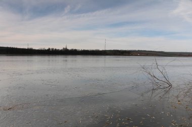 Kışın donmuş nehir