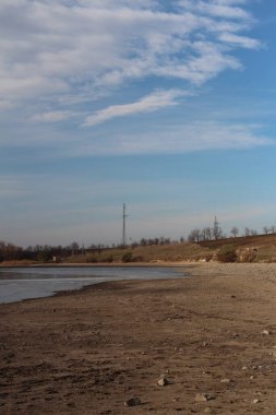 Dağlardaki gölün güzel manzarası