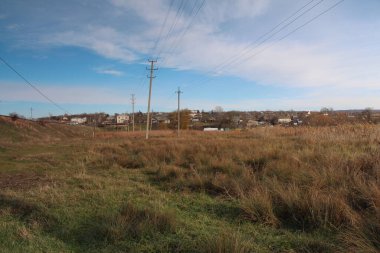 Ağaçlarla dolu bir tarlası ve büyük bir otuyla güzel bir manzara.