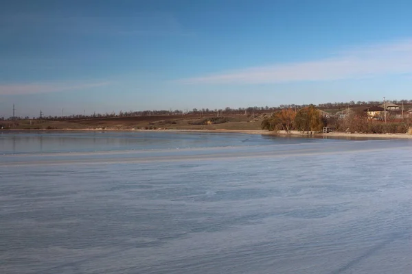 冬の凍った湖 — ストック写真