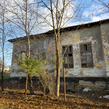 Şehirde terk edilmiş eski bir ev.