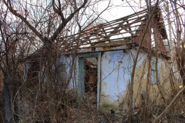 Köyde yıkılmış bir bina.