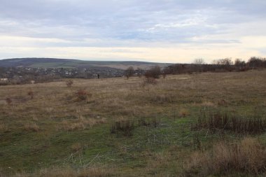 Dağları ve bulutlu gökyüzü olan güzel bir manzara..