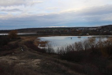 Köyde sonbaharda akan nehir.