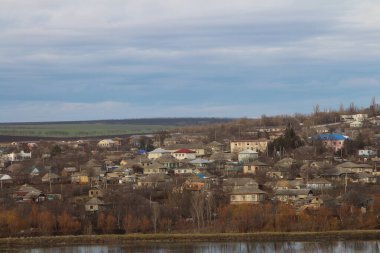 Köydeki köyün dağlarında bir köy.