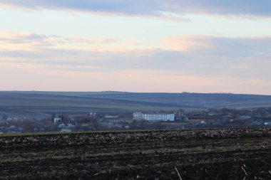 Arkasında bir dağ olan güzel bir manzara.