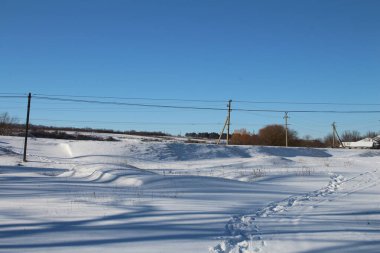 Kışın karlı Country Road