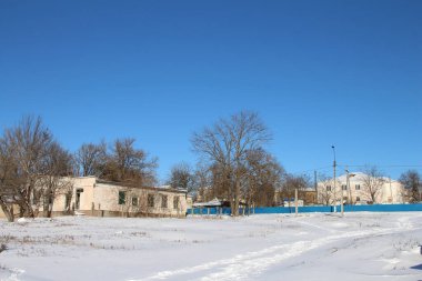 Mavi gökyüzünün arka planında eski bir Rus evi