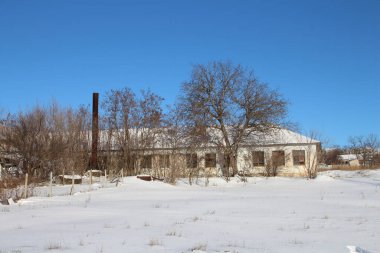 Eski terk edilmiş bir evde, kış günü.