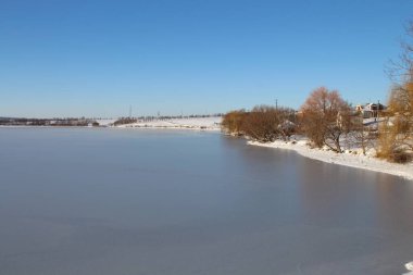 Kışın donmuş nehir