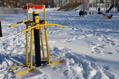 Karda kış oyun parkı