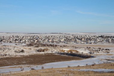 Kar ve ağaçlarla kaplı kış manzarası