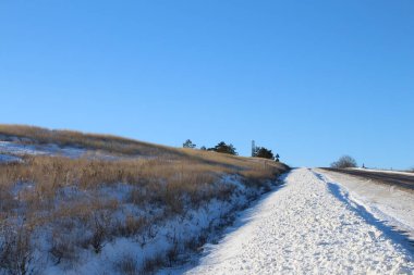 Güneşli bir kış gününde karda yol almak.