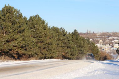 Ağaçlı ve arabalı kış manzarası
