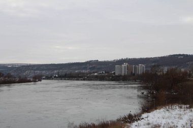 Kışın parktaki nehir.