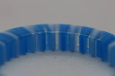 Beyaz arka planda plastik şişe..