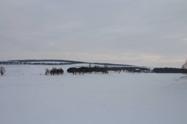 Kırsalda kış manzarası karla kaplıydı.