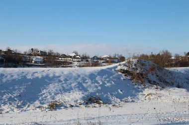 Karla kaplı ağaçlarla kaplı güzel bir kış manzarası.