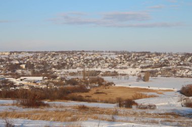 Kışın karla kaplı tarlalar..