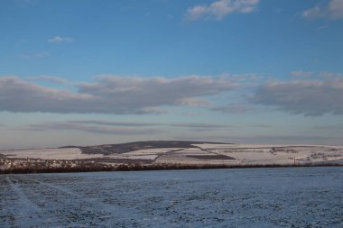 Karla kaplı güzel bir tarla manzarası