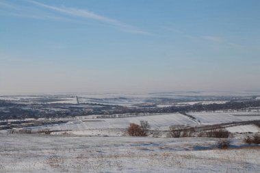 Rus tarlalarının ve tepelerinin kış manzarası