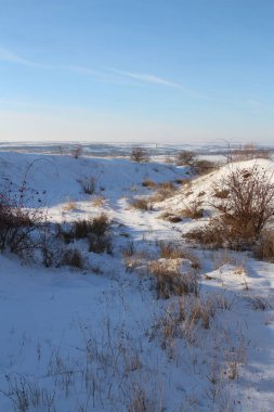 Karlı tarlaları olan güzel bir manzara
