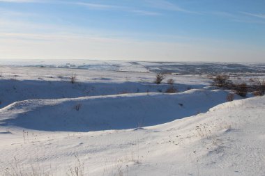 Nehir ve mavi gökyüzü olan kış manzarası