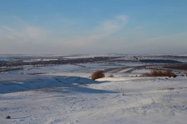 Kış tarlaları ve çayırları karla kaplı.