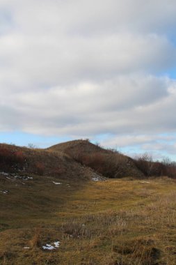 Arkasında tepe olan bir tarla