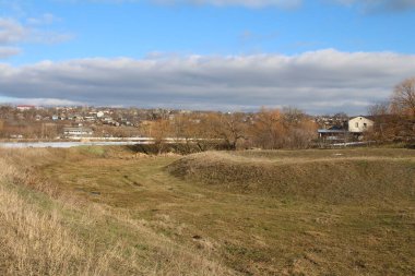 Uzakta küçük bir evi olan bir tarla.