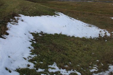 Yangın musluğuyla kaplı bir kar tarlası.