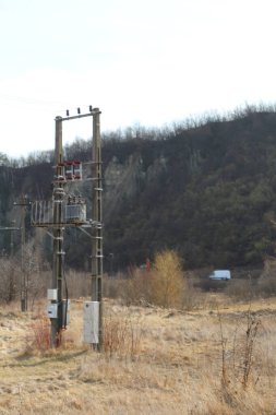Dağlardaki yüksek voltajlı elektrik hatları
