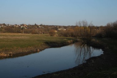 Arka planda nehir ve göl olan güzel bir manzara.