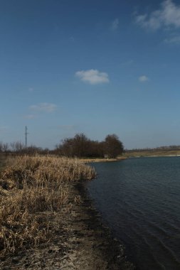 İlkbaharda kırsalda güzel bir nehir manzarası.