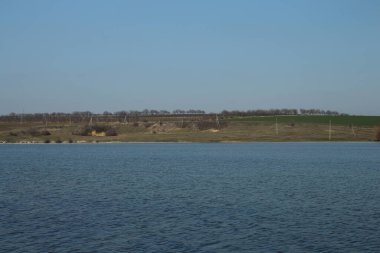 Göl ve mavi gökyüzü ile manzara