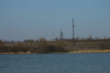 İlkbaharda gölün ortasında bir elektrik santrali..