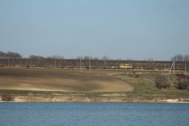 Parktaki nehrin güzel manzarası