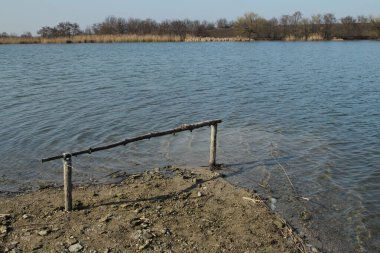 Göle yakın ahşap köprü